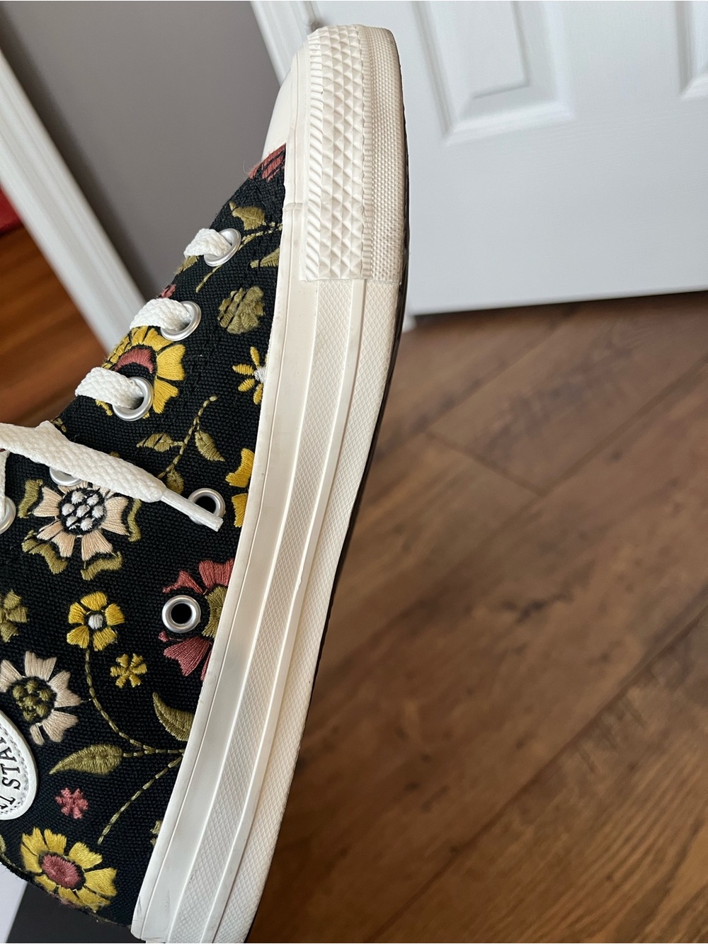 Converse Chuck Taylor All Star Retro Flowers Embroidered - Women’s 7/ Men’s 5 - Picture 10 of 16
